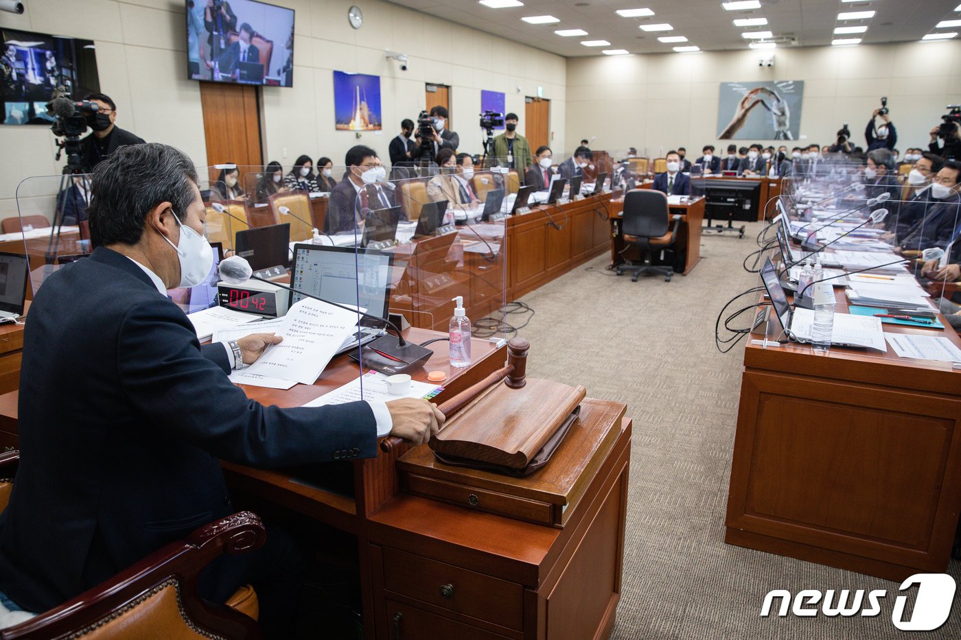 본문 이미지 - 정청래 국회 과학기술정보방송통신위원장이 17일 서울 여의도 국회에서 열린 과학기술정보방송통신위원회 전체회의에서 2022년도 국정감사 증인 및 참고인 출석 변경의 건을 의결하고 있다. 국회 과방위는 이날 카카오 먹통 사태와 관련, 최태원 SK회장, 김범수 카카오 의장, 이해진 네이버 GIO, 박성하 SK C&C 대표, 홍은택 카카오 대표, 최수연 네이버 대표를 국정감사 증인으로 채택했다. 2022.10.17/뉴스1 ⓒ News1 유승관 기자