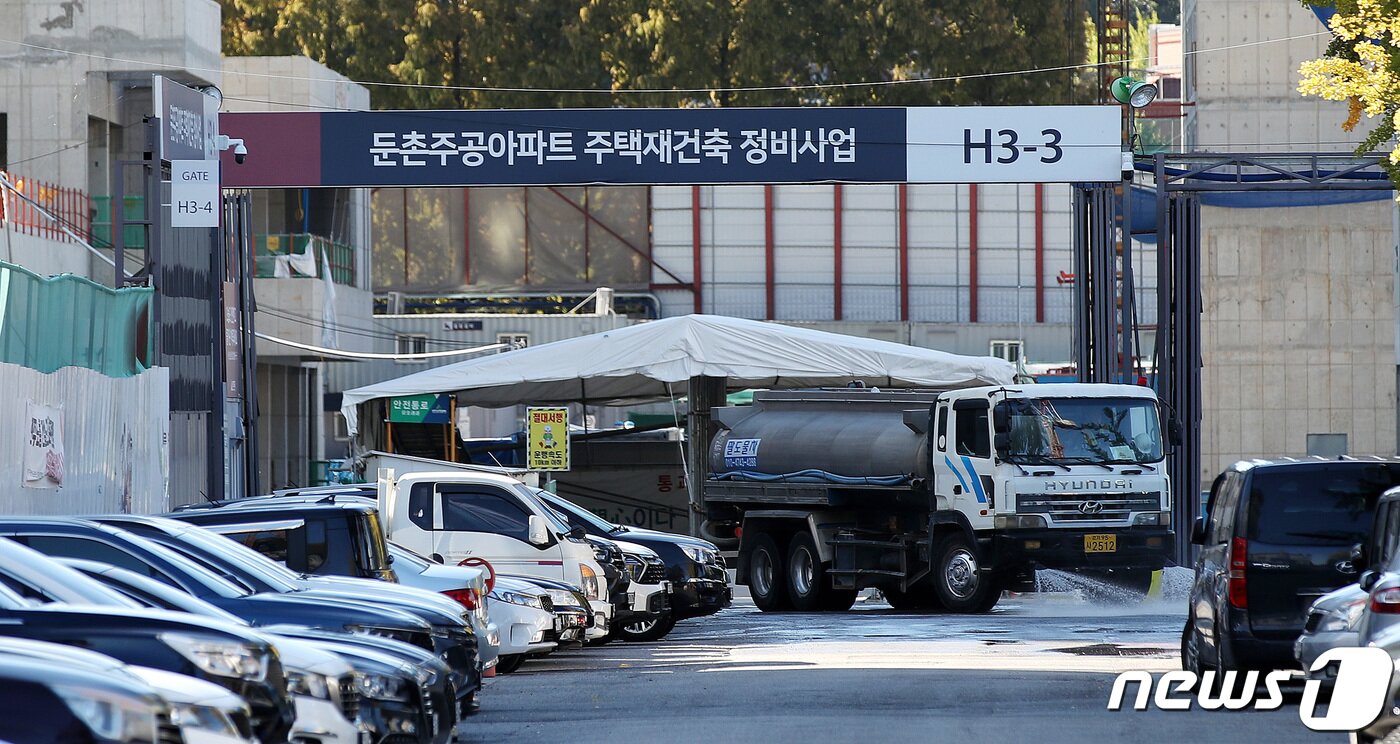 본문 이미지 - 17일 오전 재건축 공사가 재개된 서울 강동구 둔촌주공 공사현장에서 공사 관련 차량이 오가고 있다. 이날 공사비 증액 갈등으로 공사가 중단됐던 서울 강동구 둔촌주공 아파트 재건축(새 단지명 '올림픽파크포레온') 사업이 약 6개월 만에 재개됐다. 2022.10.17/뉴스1 ⓒ News1 박지혜 기자