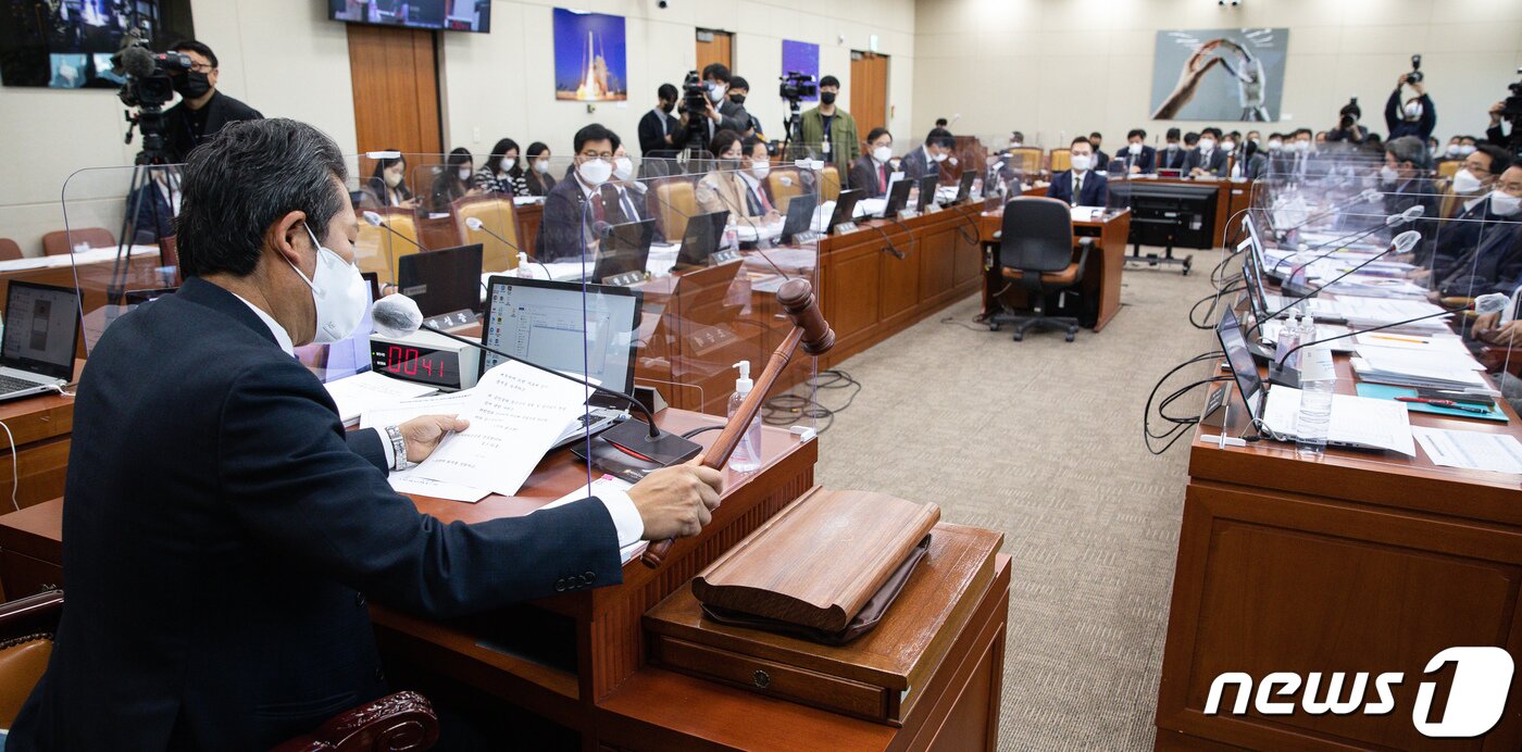 본문 이미지 - 정청래 국회 과학기술정보방송통신위원장이 17일 서울 여의도 국회에서 열린 과학기술정보방송통신위원회 전체회의에서 2022년도 국정감사 증인 및 참고인 출석 변경의 건을 의결하고 있다. 2022.10.17/뉴스1 ⓒ News1 유승관 기자