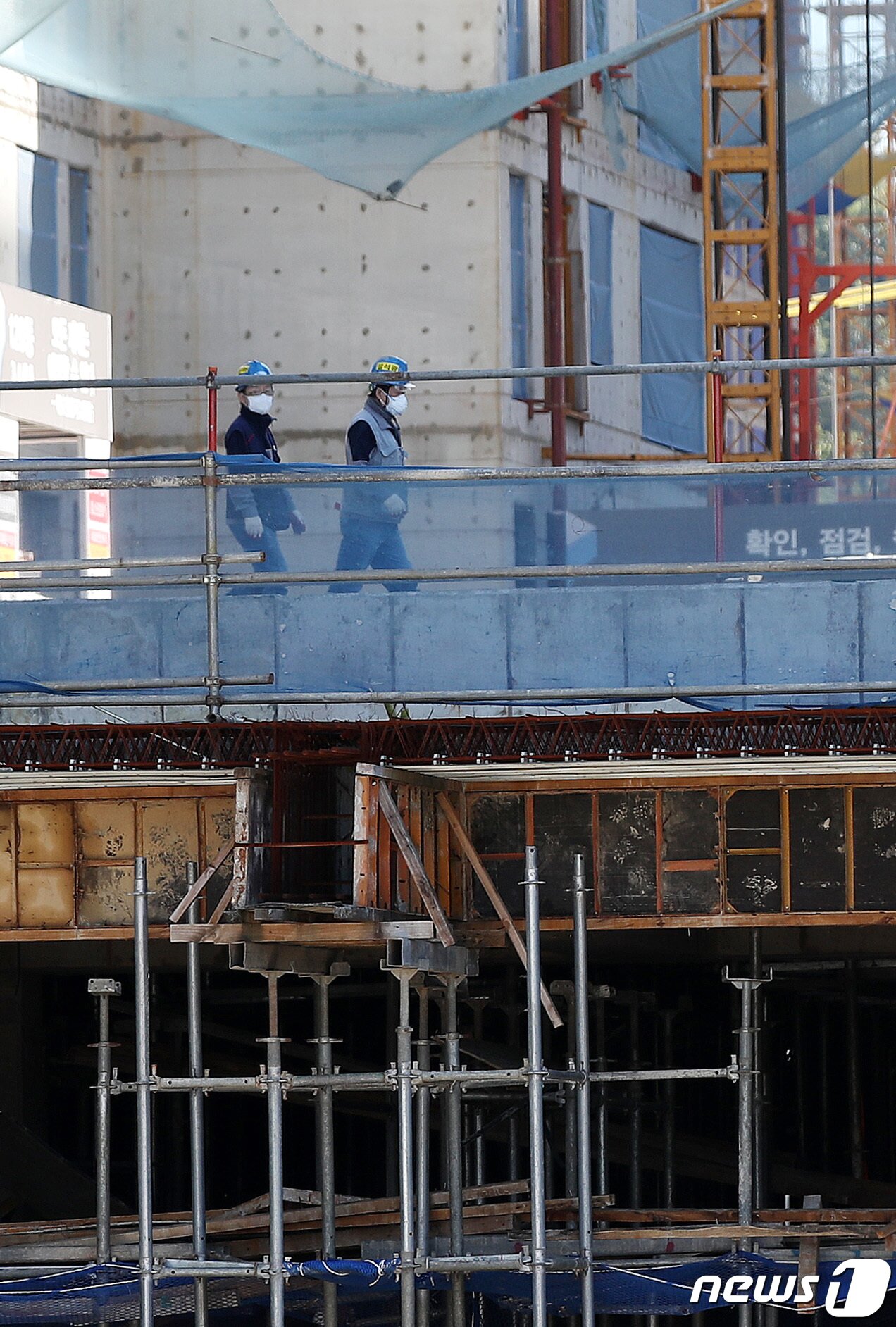 본문 이미지 - 17일 오전 재건축 공사가 재개된 서울 강동구 둔촌주공 공사현장에서 관계자들이 분주하게 움직이고 있다. 이날 공사비 증액 갈등으로 공사가 중단됐던 둔촌주공 아파트 재건축(새 단지명 '올림픽파크포레온') 사업이 약 6개월 만에 재개됐다. 2022.10.17/뉴스1 ⓒ News1 박지혜 기자