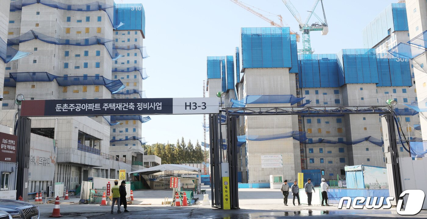 본문 이미지 - 재건축 공사가 재개된 서울 강동구 둔촌주공 공사현장에서 관계자들이 분주하게 움직이고 있다.(사진은 기사 내용과 무관함) / 뉴스1 ⓒ News1