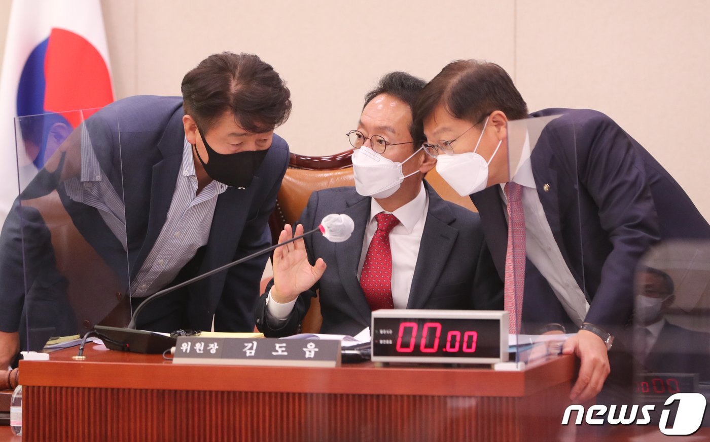 본문 이미지 - 김도읍 국회 법제사법위원장(가운데)과 정점식 국민의힘 간사(오른쪽), 기동민 더불어민주당 간사가 17일 서울 여의도 국회에서 열린 법제사법위원회의 헌법재판소(사무처), 헌법재판연구원에 대한 국정감사에서 대화하고 있다. 2022.10.17/뉴스1 ⓒ News1 허경 기자