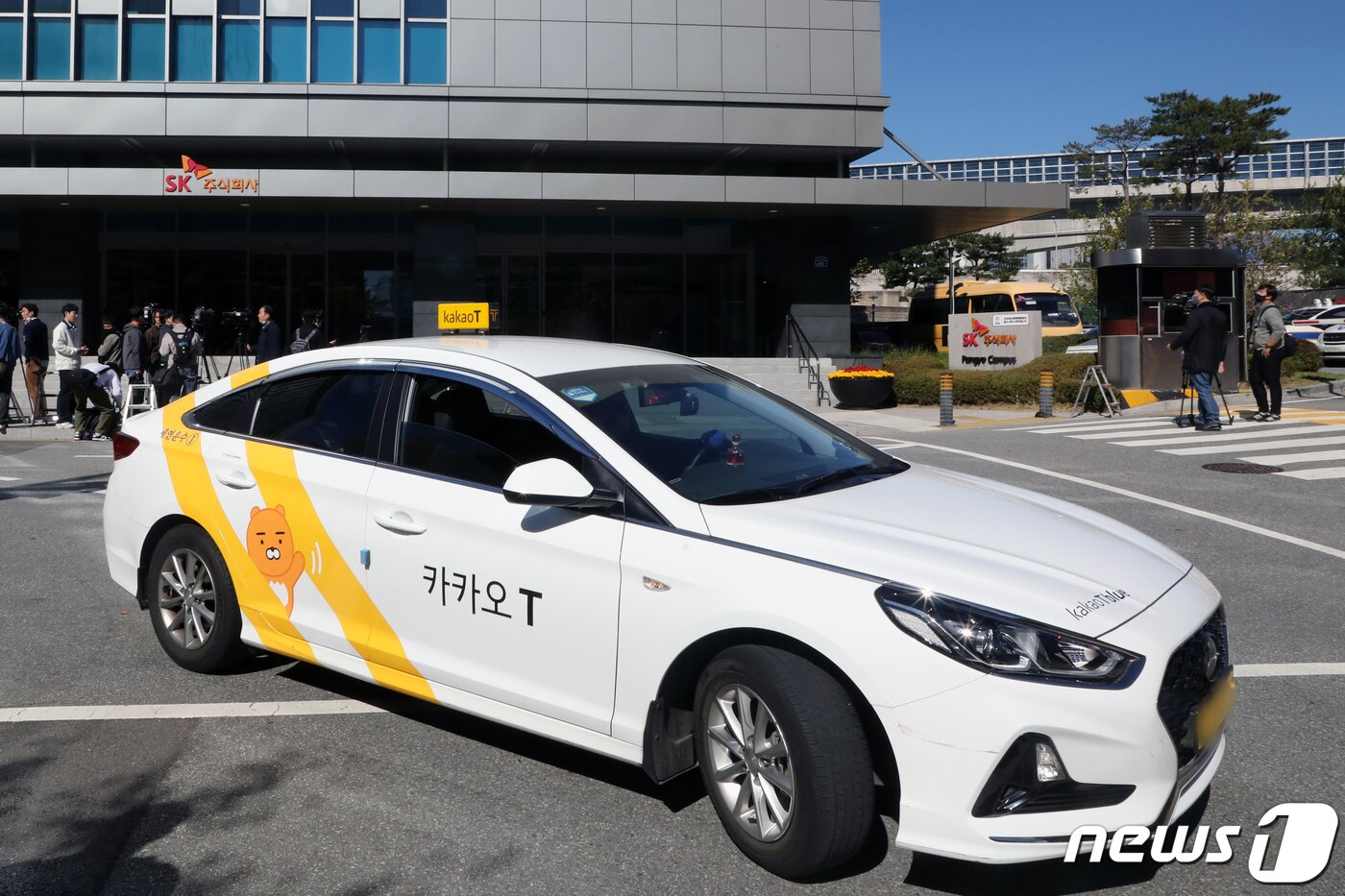 본문 이미지 - 17일 오전 경기 성남시 분당구 SK C&C 판교캠퍼스 카카오 데이터센터 화재현장 앞에서 카카오택시 래핑을 한 택시가 이동하고 있다. 2022.10.17/뉴스1 ⓒ News1 황기선 기자