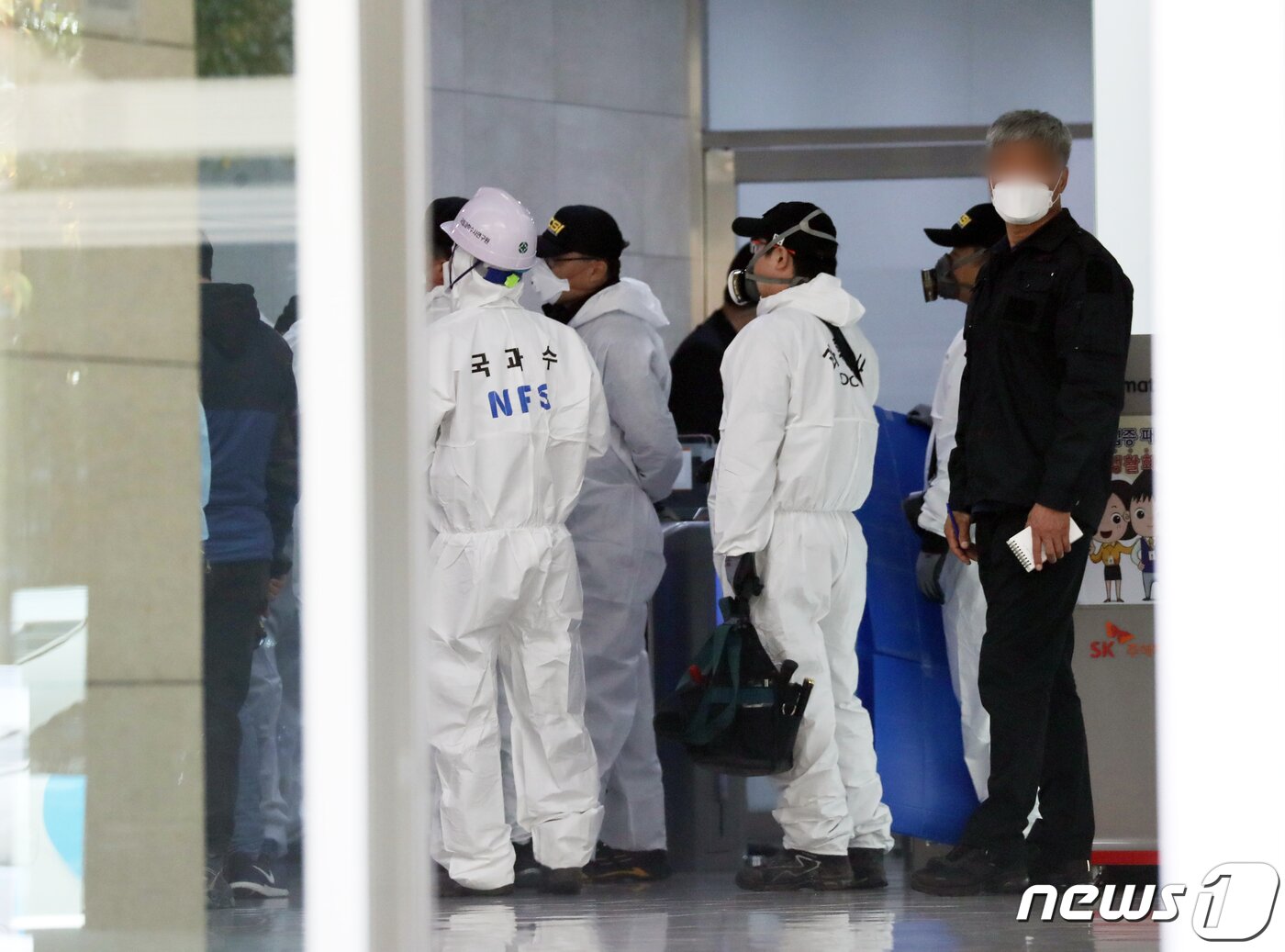 본문 이미지 - 소방과 경찰 관계자들이 17일 오전 경기 성남시 분당구 SK C&C 판교캠퍼스 카카오 데이터센터 화재현장에서 현장감식을 위해 이동하고 있다. 2022.10.17/뉴스1 ⓒ News1 황기선 기자