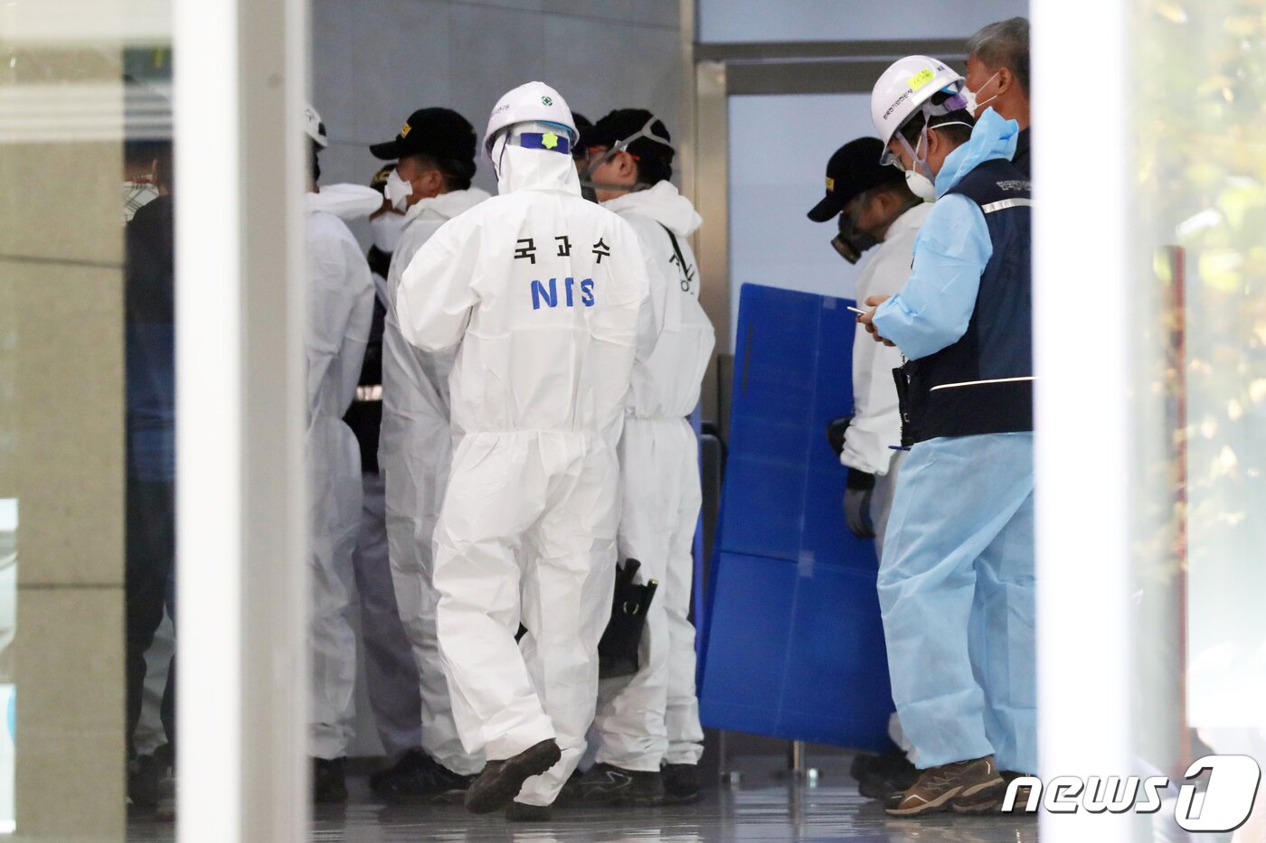 본문 이미지 - 소방과 경찰 관계자들이 17일 오전 경기 성남시 분당구 SK C&C 판교캠퍼스 카카오 데이터센터 화재현장에서 현장감식을 위해 이동하고 있다. 2022.10.17/뉴스1 ⓒ News1 황기선 기자