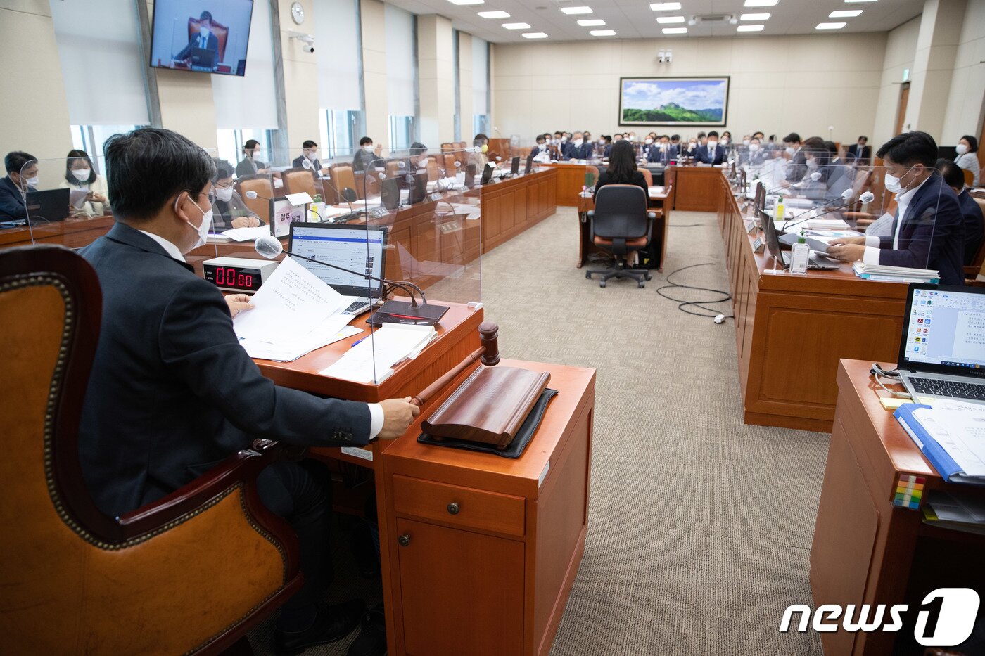 본문 이미지 - 전해철 국회 환경노동위원회 위원장이 17일 서울 여의도 국회에서 열린 환경노동위원회 전체회의에서 강동석 SPL 대표이사를 고용노동부 종합감사에 증인으로 추가 채택한 후 의사봉을 두드리고 있다. 2022.10.17/뉴스1 ⓒ News1 이재명 기자