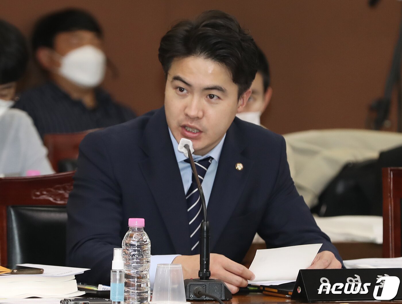 본문 이미지 - 오영환 더불어민주당 의원이 17일 오전 울산시청 대회의실에서 열린 국회 행정안전위원회의 울산시에 대한 국정감사에서 질의하고 있다. 2022.10.17/뉴스1 ⓒ News1 윤일지 기자