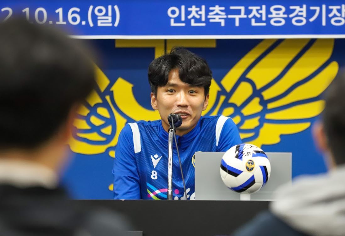 본문 이미지 -  은퇴 기자회견을 한 정혁(인천 유나이티드 제공)