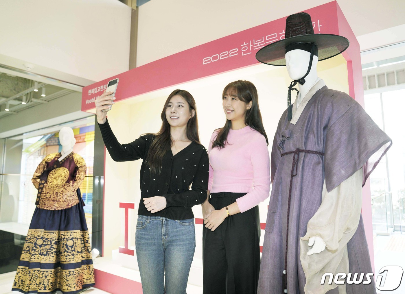 (서울=뉴스1) = 17일 서울 중구 다동 복합문화공간 ‘하이커그라운드’에서 열리고 있는 한복문화주간 행사에서 관람객들이 넷플릭스 드라마 '킹덤' 실제 착용 한복 앞에서 기념사진을 …