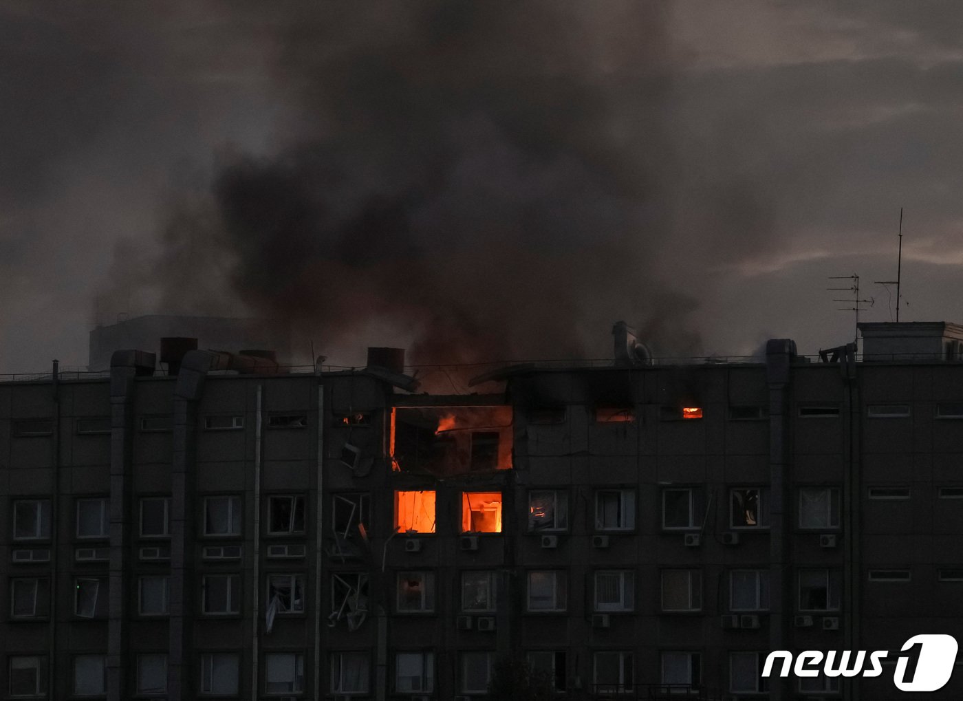 본문 이미지 - 17일(현지시간) 우크라이나 키이우에서 한 건물이 이란제 무인항공기(UAV) 샤헤드-136으로 추정되는 러시아 드론 공습 이후 불타고 있다. 샤헤드-136은 '가미카제 드론'이라고도 불린다. ⓒ 로이터=뉴스1 ⓒ News1 권진영 기자