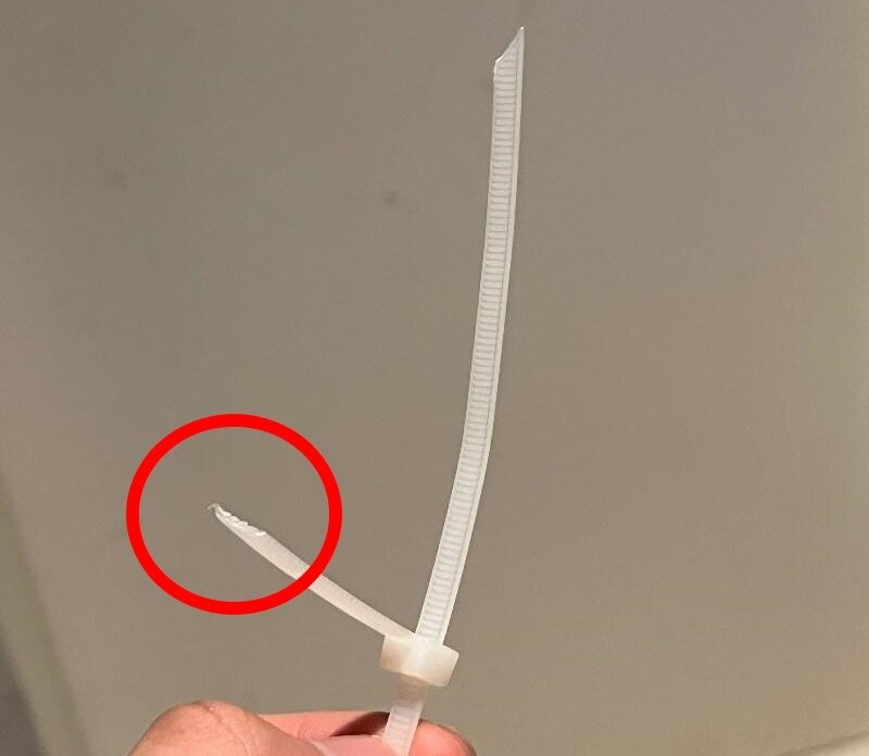 본문 이미지 - 강릉의 한 호텔 사우나에서 남성이 케이블 타이를 끊고 드라이기 케이스를 훔쳐갔다. ('보배드림' 갈무리)