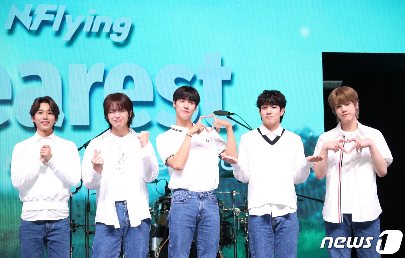 본문 이미지 - 밴드 엔플라잉(N.Flying) 서동성(왼쪽부터)과 김재현, 이승협, 유회승, 차훈이 17일 오후 서울 광진구 예스24 라이브홀에서 가진 여덟 번째 미니앨범 ‘디어리스트(Dearest)’ 발매 쇼케이스에서 포즈를 취하고 있다. 2022.10.17/뉴스1 ⓒ News1 권현진 기자