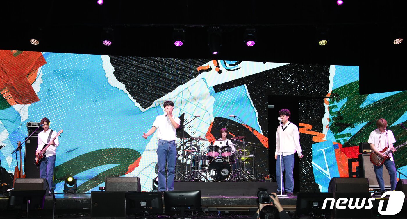 본문 이미지 - 밴드 엔플라잉(N.Flying)이 17일 오후 서울 광진구 예스24 라이브홀에서 가진 여덟 번째 미니앨범 ‘디어리스트(Dearest)’ 발매 쇼케이스에서 신곡 '폭망'을 선보이고 있다. 2022.10.17/뉴스1 ⓒ News1 권현진 기자