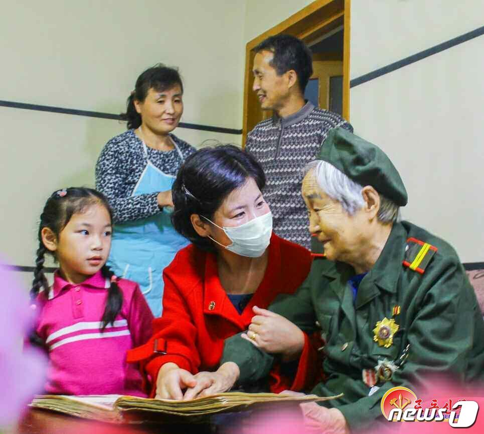 (평양 노동신문=뉴스1) = 북한 노동당 기관지 노동신문은 18일 "사회적으로 전쟁 노병들을 존대하고 우대하는 기풍을 세워야 한다"라고 강조했다. 사진은 이웃의 전쟁노병(참전군인) …