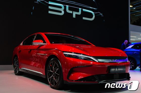 ‘2022 파리국제모터쇼에서 '대륙의 테슬라'로 불리는 중국 자동차 브랜드 비야디(BYD)가 자사 플래그쉽 모델 ‘한(HAN)’을 선보이고 있다. 2022.10.18/뉴스1. © News1 이준성 기자