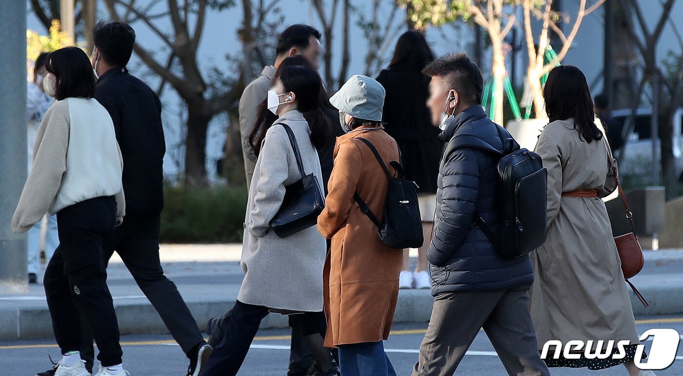 본문 이미지 - 서울 광화문네거리에서 시민들이 움츠린 채 출근하고 있다. (사진은 기사 내용과 관련 없음) ⓒ News1 박지혜 기자