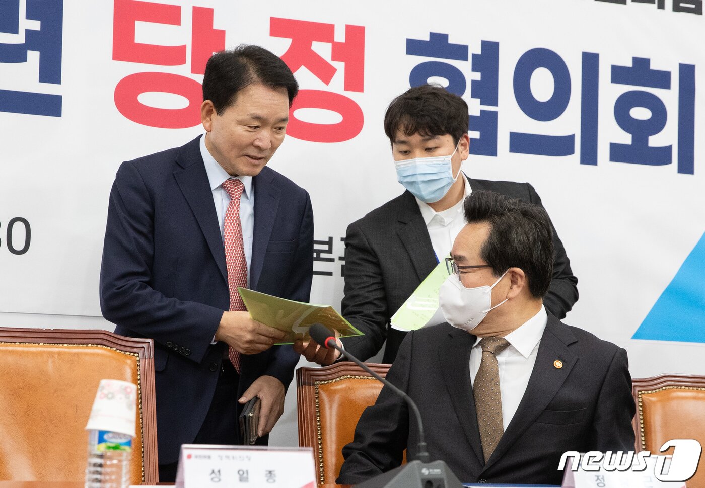 본문 이미지 - 성일종 국민의힘 정책위의장(왼쪽)이 18일 오전 서울 여의도 국회에서 열린 양곡관리법 관련 당·정 협의회에 참석하며 정황근 농림축산식품부 장관과 대화하고 있다. 2022.10.18/뉴스1 ⓒ News1 이재명 기자