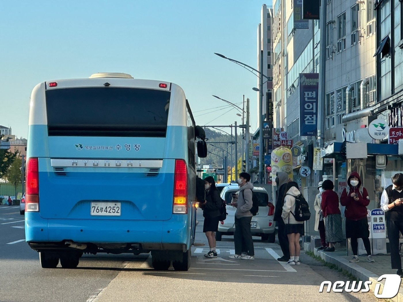 목포시내버스가 총 파업에 들어간 18일 긴급 투입된 임시 차량에 학생들이 오르고 있다. 2022.10.18/뉴스1 ⓒ News1 