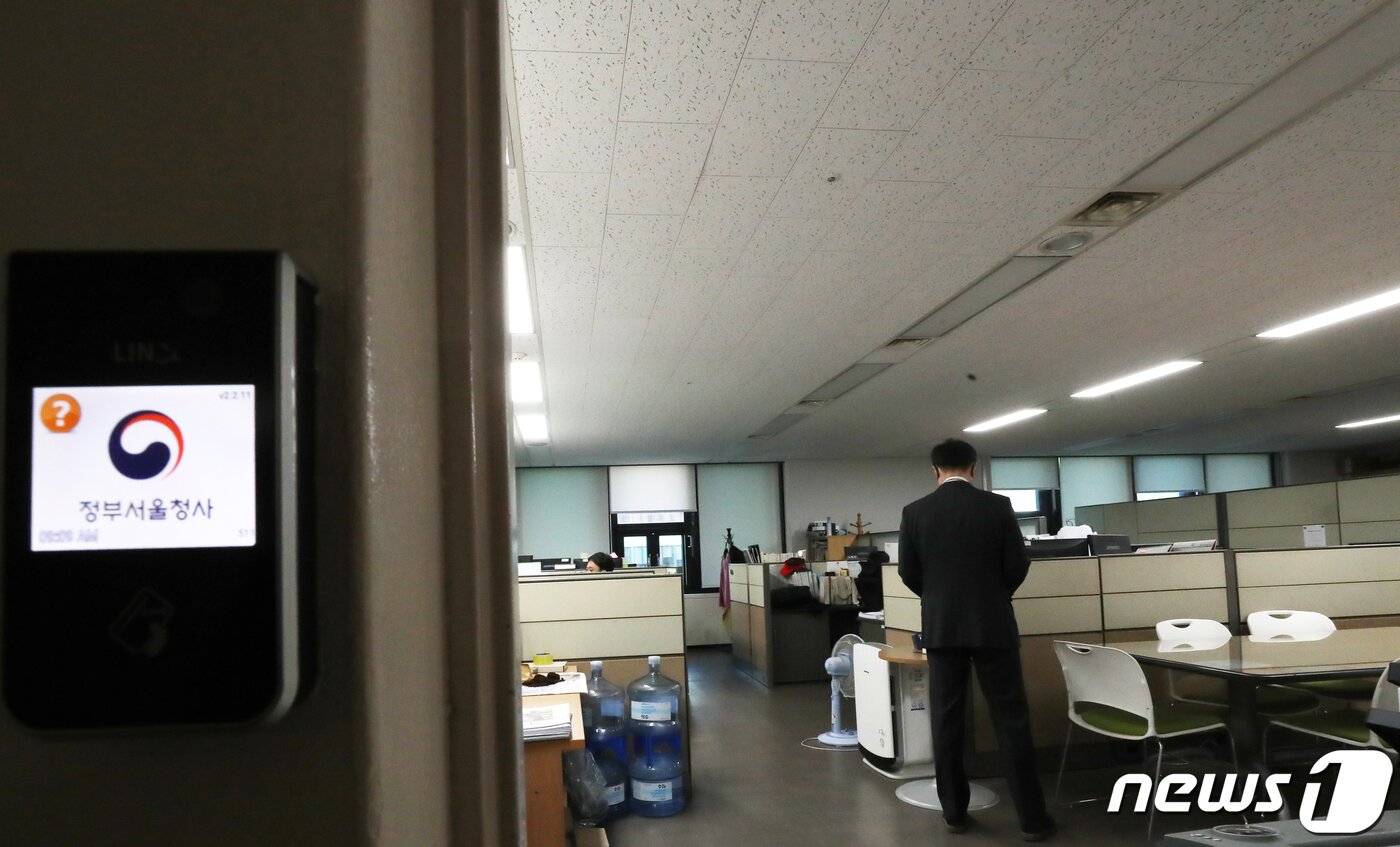 본문 이미지 - 공공기관의 '에너지 다이어트 10'이 시행된 지난 10월18일 오전 서울 종로구 세종대로 정부서울청사 한 사무실에서 업무시간에 30% 이상 소등을 하고 있다. /뉴스1 ⓒ News1 김명섭 기자