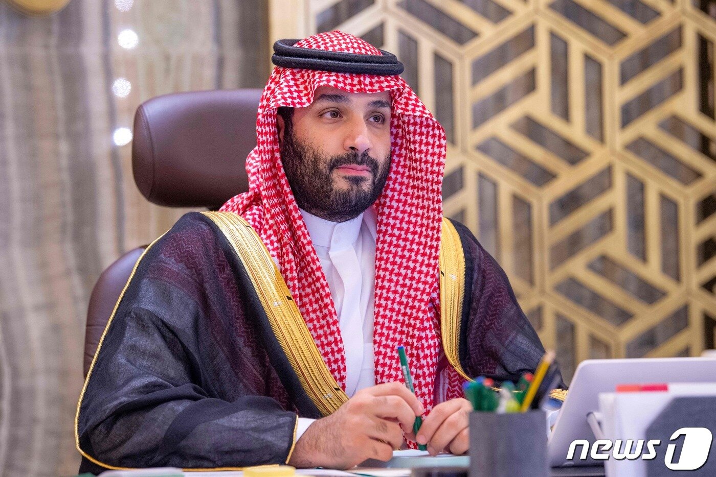 본문 이미지 - 무함마드 빈 살만 사우디아라비아 왕세자 겸 총리가 16일(현지시간) 제다에서 열린 국정자문위원회(슈라위원회)에 참석을 하고 있다. ⓒ AFP=뉴스1 ⓒ News1 우동명 기자