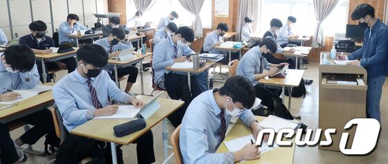 전교 1등 해도 내신 1등급 못 받는 고교, 전국에 43곳…학생수 부족 탓 - 뉴스1 전교 1등 해도 내신 1등급 못 받는 고교, 전국에 43곳…학생수 부족 탓 - 뉴스1