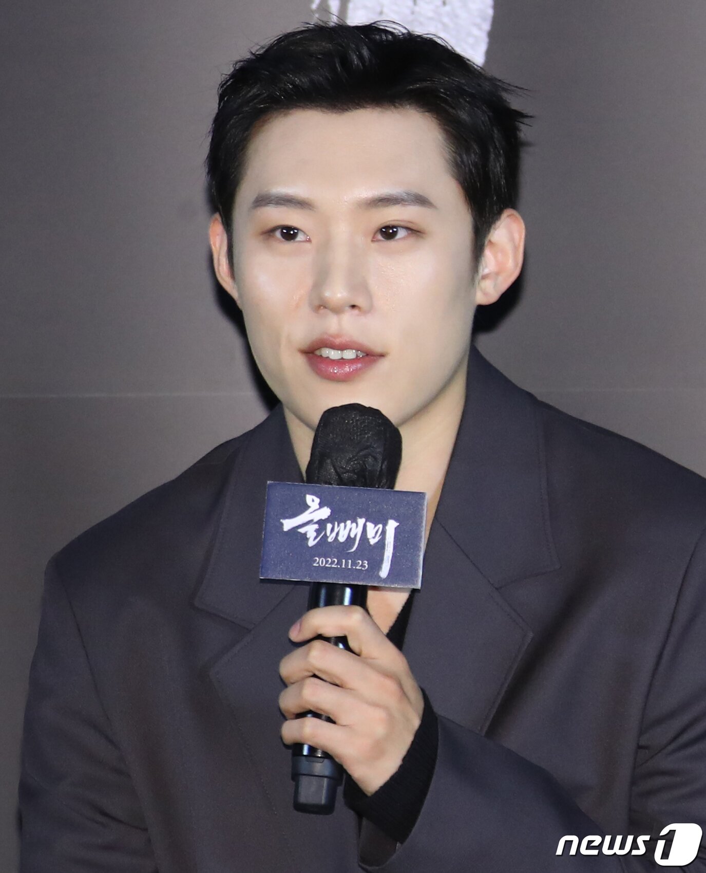 본문 이미지 - 배우 김성철이 18일 오전 서울 용산 CGV에서 진행된 영화 ‘올빼미’(감독 안태진) 제작보고회에서 인사말을 하고 있다. ‘올빼미'는 밤에만 앞이 보이는 맹인 침술사 경수(류준열 분)가 소현세자의 죽음을 목격한 후 진실을 밝히기 위해 벌이는 하룻밤의 사투를 그린 스릴러 영화다. 2022.10.18/뉴스1 ⓒ News1 권현진 기자