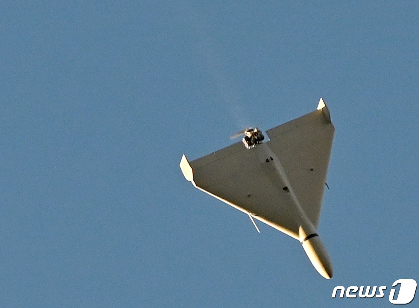 본문 이미지 - 지난 10월17일 (현지시간) 우크라이나 키이우 상공에서 러시아 군의 자폭 드론이 공격을 하기 위해 접근을 하고 있다. ⓒ AFP=뉴스1 ⓒ News1 우동명 기자