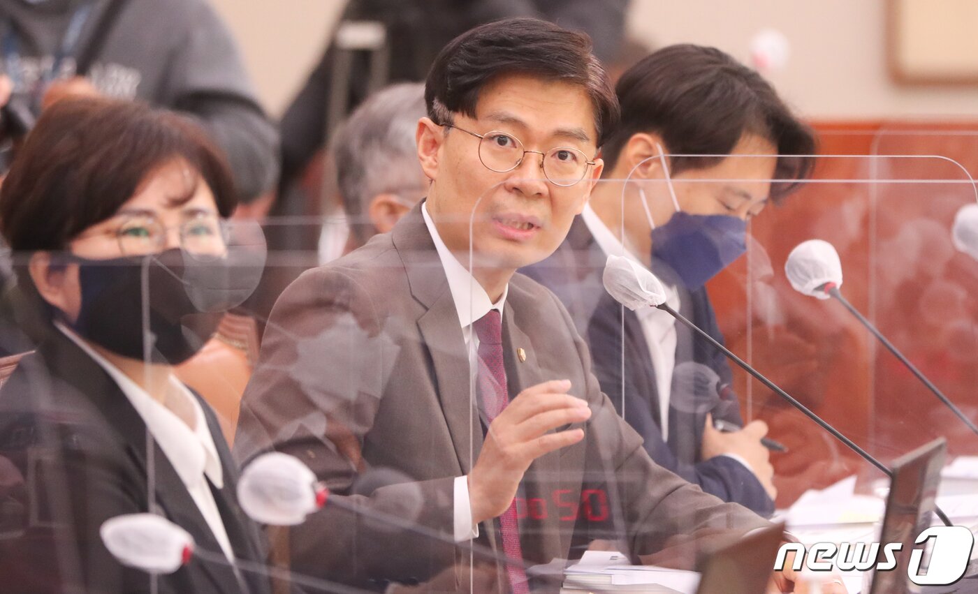 본문 이미지 - 조정훈 시대전환 의원이 18일 서울 여의도 국회에서 열린 법제사법위원회의 서울고등검찰청, 수원고등검찰청, 서울중앙지방검찰청 등에 대한 국정감사에서 기동민 더불어민주당 의원과 언쟁을 벌이고 있다. 김정은 북한 국무위원장에 대한 '최고 존엄' 표현을 두고 설전을 벌였던 기동민 더불어민주당 의원과 조정훈 시대전환 의원이 또다시 충돌하면서 법제사법위원회 국정감사가 40분 만에 파행됐다. 2022.10.18/뉴스1 ⓒ News1 허경 기자