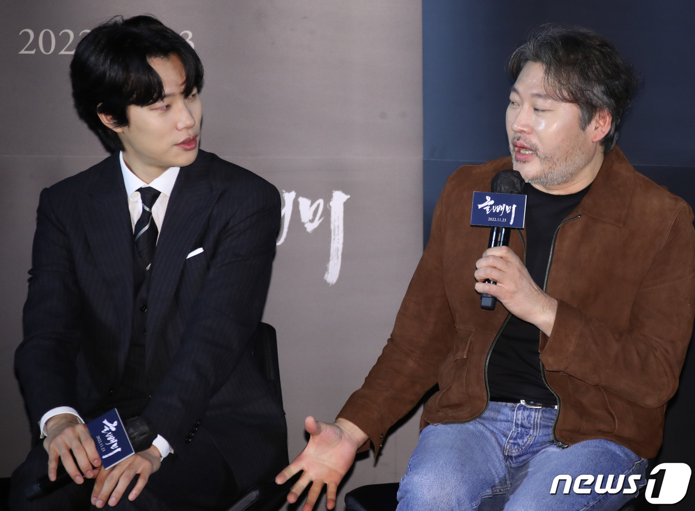 (서울=뉴스1) 권현진 기자 = 배우 류준열(왼쪽)이 18일 오전 서울 용산 CGV에서 진행된 영화 ‘올빼미’(감독 안태진) 제작보고회에서 발언하는 최무성을 바라보고 있다.‘올빼미 …