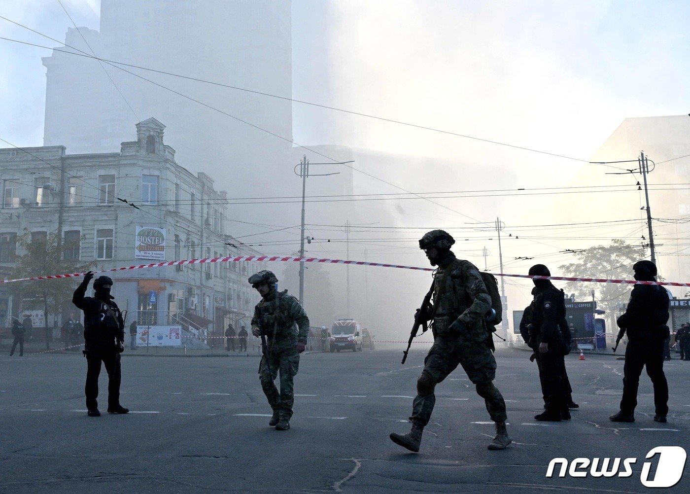 본문 이미지 - 17일 (현지시간) 우크라이나 키이우에서 러시아 군의 자폭 드론 공격을 받은 거리서 군과 경찰이 경비를 하고 있다. ⓒ AFP=뉴스1 ⓒ News1 우동명 기자