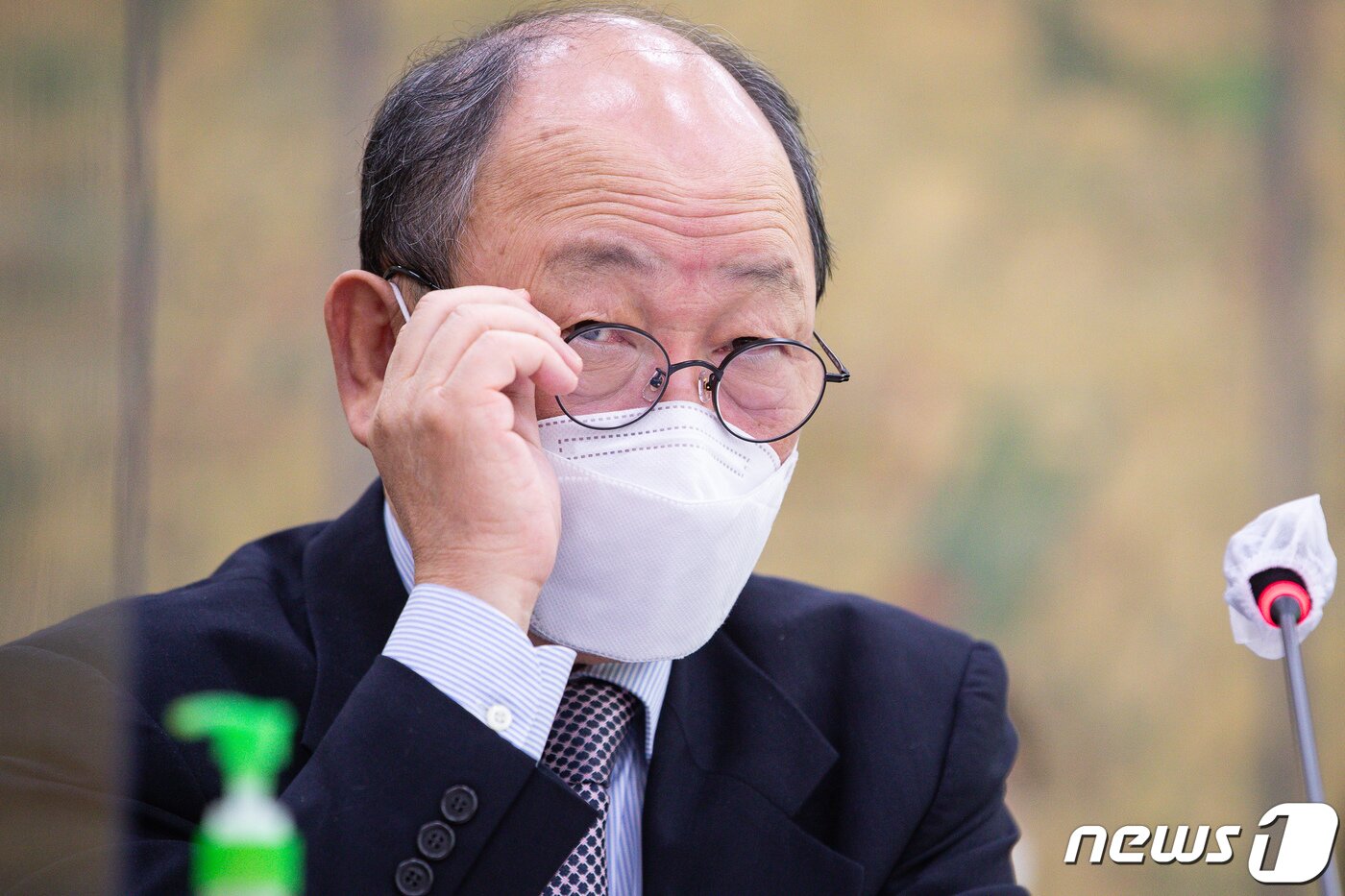 본문 이미지 - 윤범모 국립현대미술관장이 18일 서울 여의도 국회에서 열린 문화체육관광위원회의 국립중앙박물관 등 산하기관에 대한 국정감사에서 안경을 고쳐 쓰고 있다. 2022.10.18/뉴스1 ⓒ News1 유승관 기자