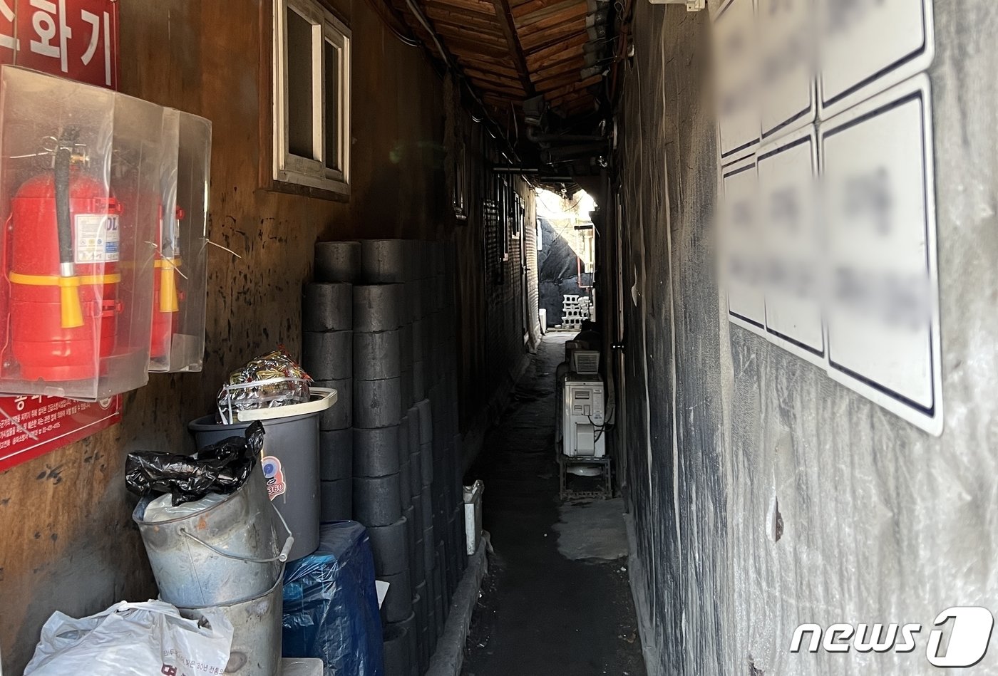 본문 이미지 - 18일 오전 서울 송파구 장지동 화훼마을 골목에 겨울을 대비해 마련한 연탄이 쌓여있다. 2022.10.18/뉴스1 ⓒ News1 손승환 기자