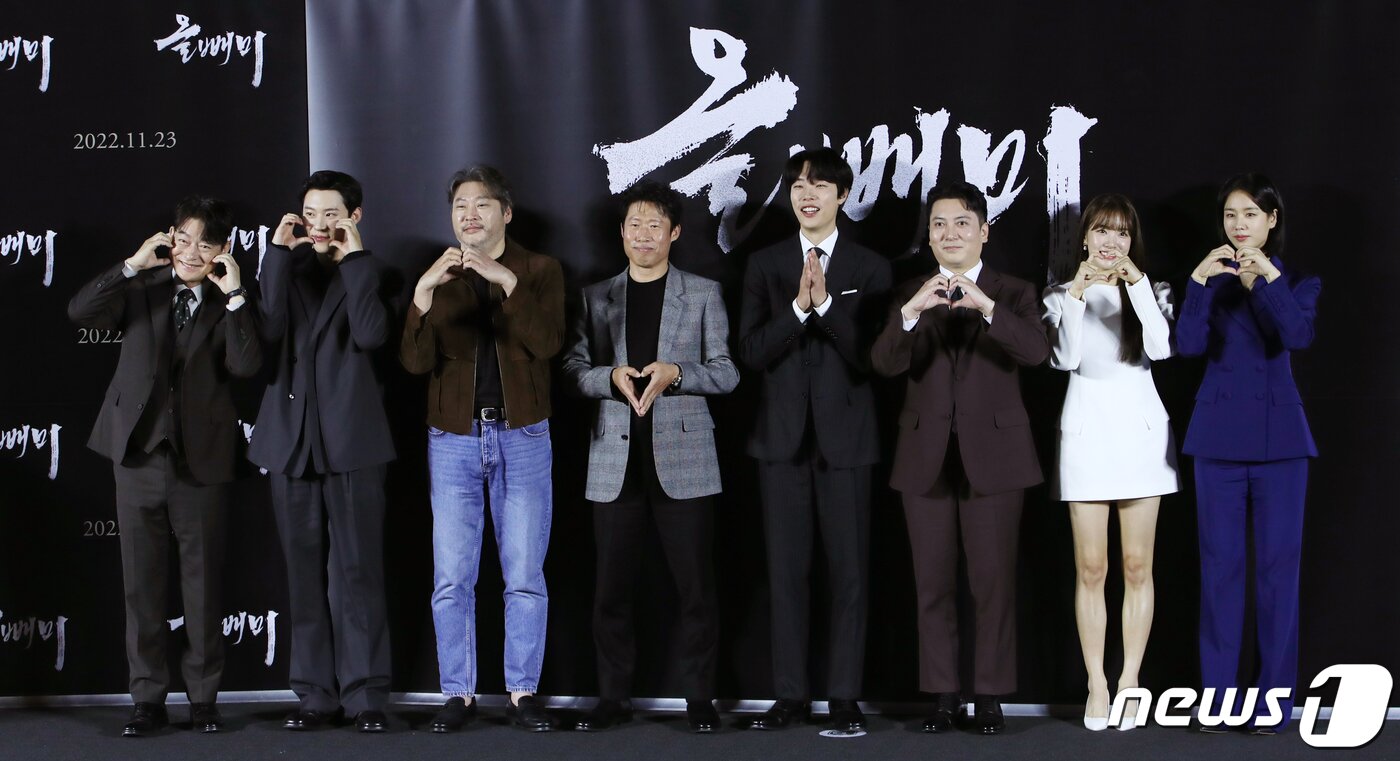 본문 이미지 - 배우 조성하(왼쪽부터)와 김성철, 최무성, 유해진, 류준열, 박명훈, 조윤서, 안은진이 18일 오전 서울 용산 CGV에서 진행된 영화 ‘올빼미’ 제작보고회에서 포즈를 취하고 있다. ‘올빼미'는 밤에만 앞이 보이는 맹인 침술사 경수(류준열 분)가 소현세자의 죽음을 목격한 후 진실을 밝히기 위해 벌이는 하룻밤의 사투를 그린 스릴러 영화다. 2022.10.18/뉴스1 ⓒ News1 권현진 기자