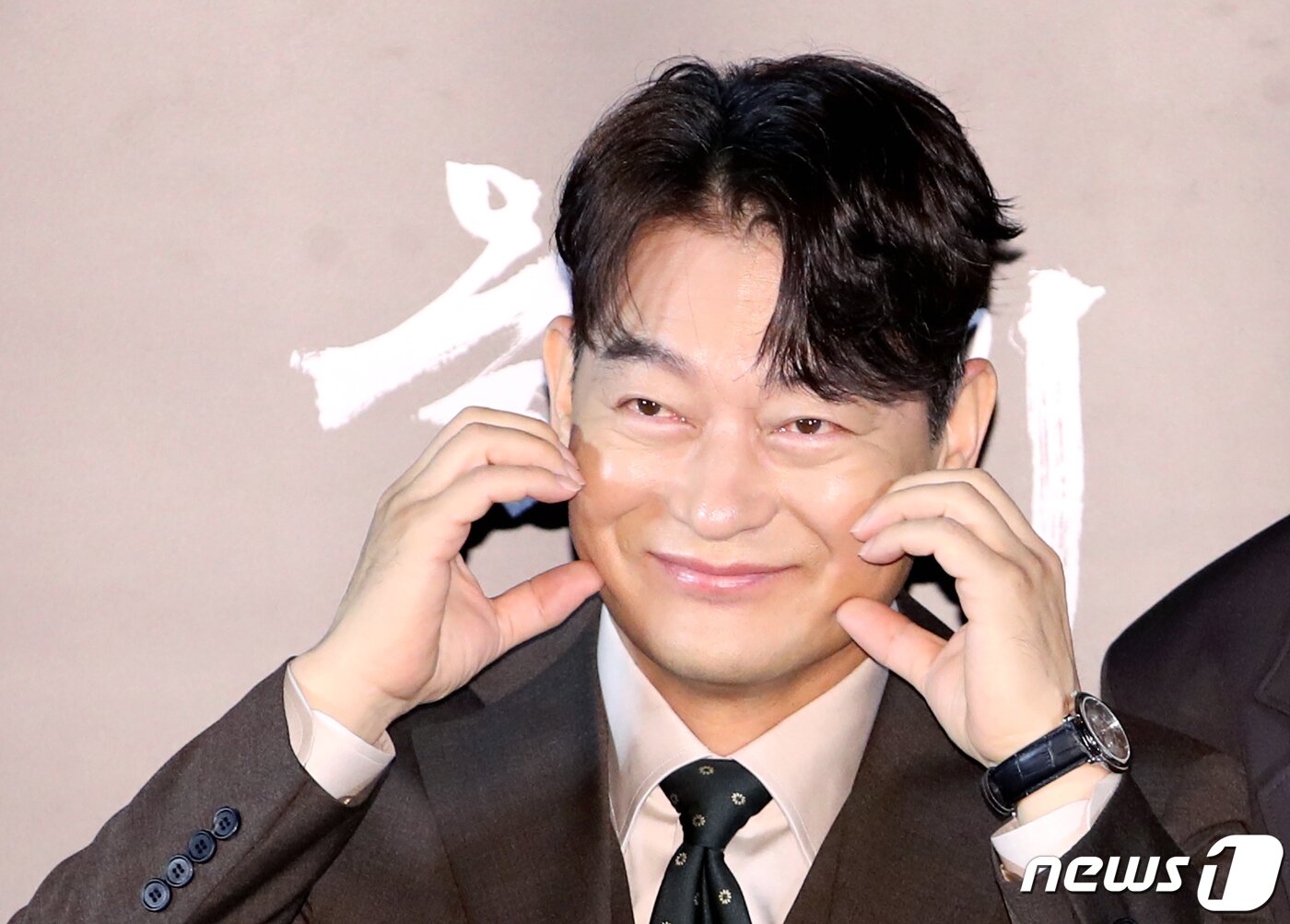 본문 이미지 - 배우 조성하가 18일 오전 서울 용산 CGV에서 진행된 영화 ‘올빼미’(감독 안태진) 제작보고회에서 포즈를 취하고 있다. ‘올빼미'는 밤에만 앞이 보이는 맹인 침술사 경수(류준열 분)가 소현세자의 죽음을 목격한 후 진실을 밝히기 위해 벌이는 하룻밤의 사투를 그린 스릴러 영화다. 2022.10.18/뉴스1 ⓒ News1 권현진 기자