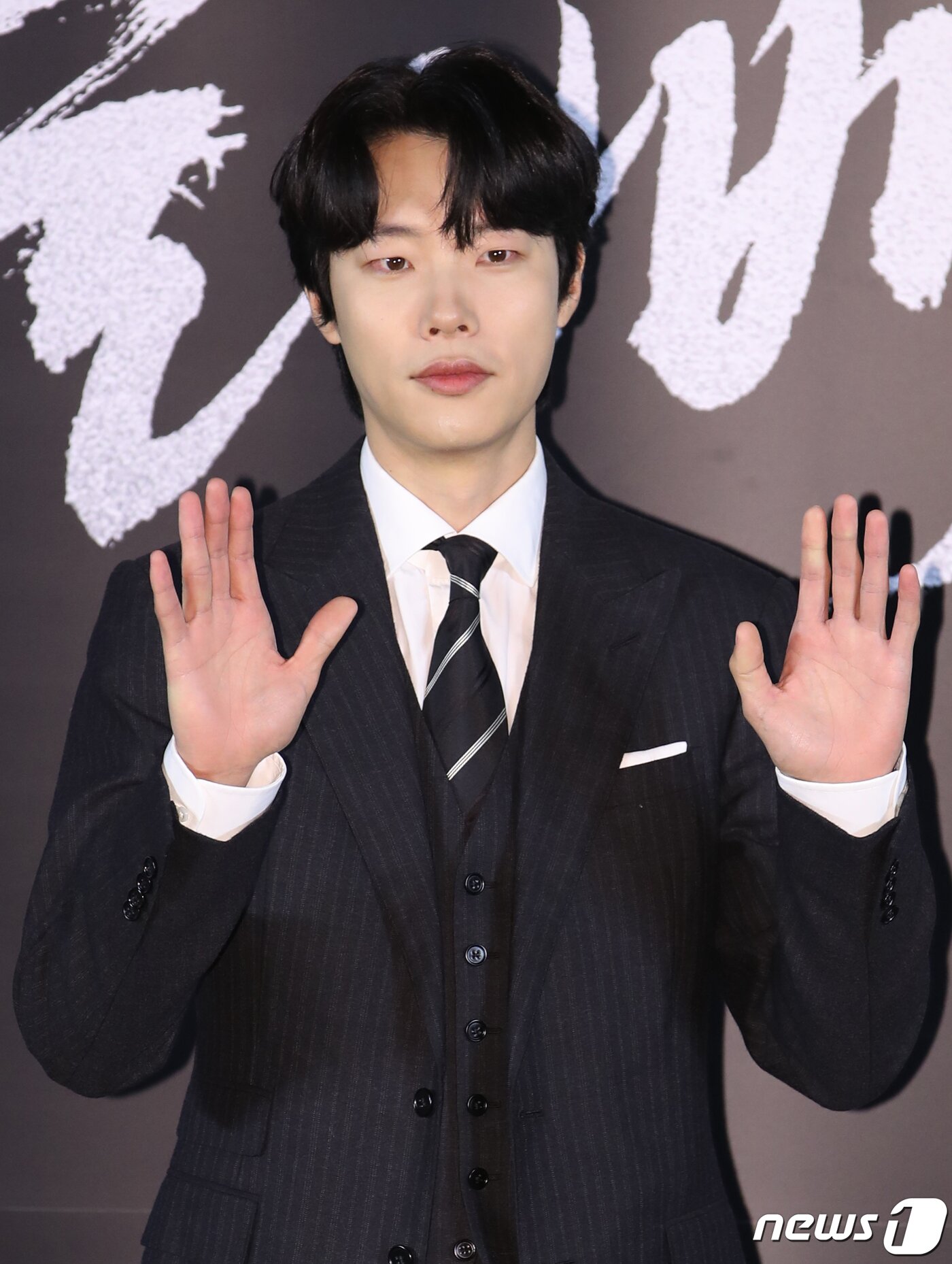 본문 이미지 - 배우 류준열이 18일 오전 서울 용산 CGV에서 진행된 영화 ‘올빼미’(감독 안태진) 제작보고회에서 포즈를 취하고 있다. ‘올빼미'는 밤에만 앞이 보이는 맹인 침술사 경수(류준열 분)가 소현세자의 죽음을 목격한 후 진실을 밝히기 위해 벌이는 하룻밤의 사투를 그린 스릴러 영화다. 2022.10.18/뉴스1 ⓒ News1 권현진 기자
