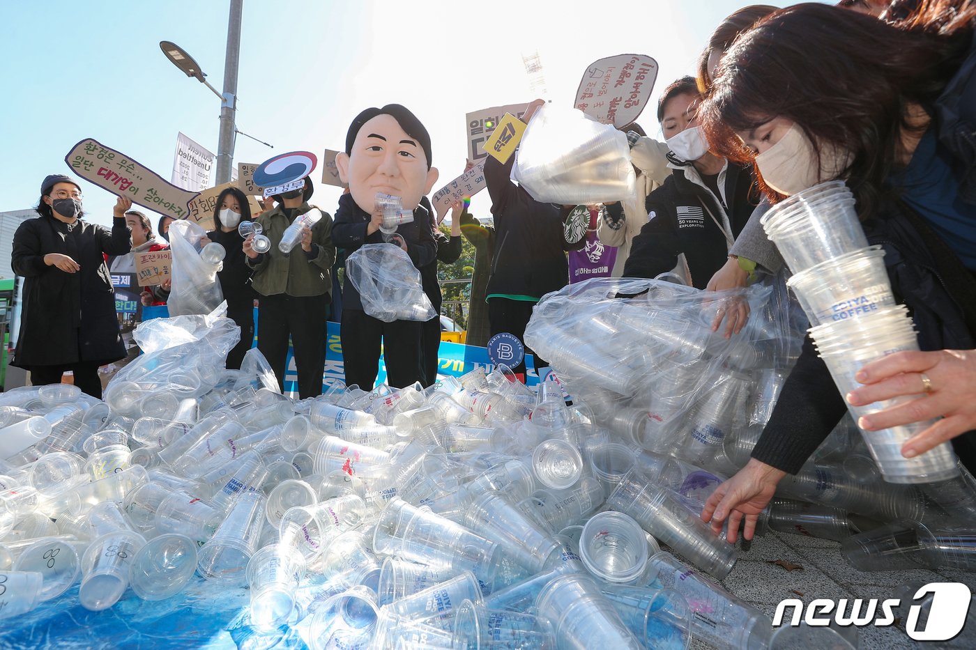 서울환경연합 관계자들이 지난해 10월18일 오전 서울 용산구 전쟁기념관 앞에서 열린 &#39;일회용 컵 보증금제 무력화하는 윤석열 정부 규탄 기자회견&#39;에서 일회용 컵 보증금제 시행을 촉구하는 퍼포먼스를 하고 있다. /뉴스1 ⓒ News1 민경석 기자