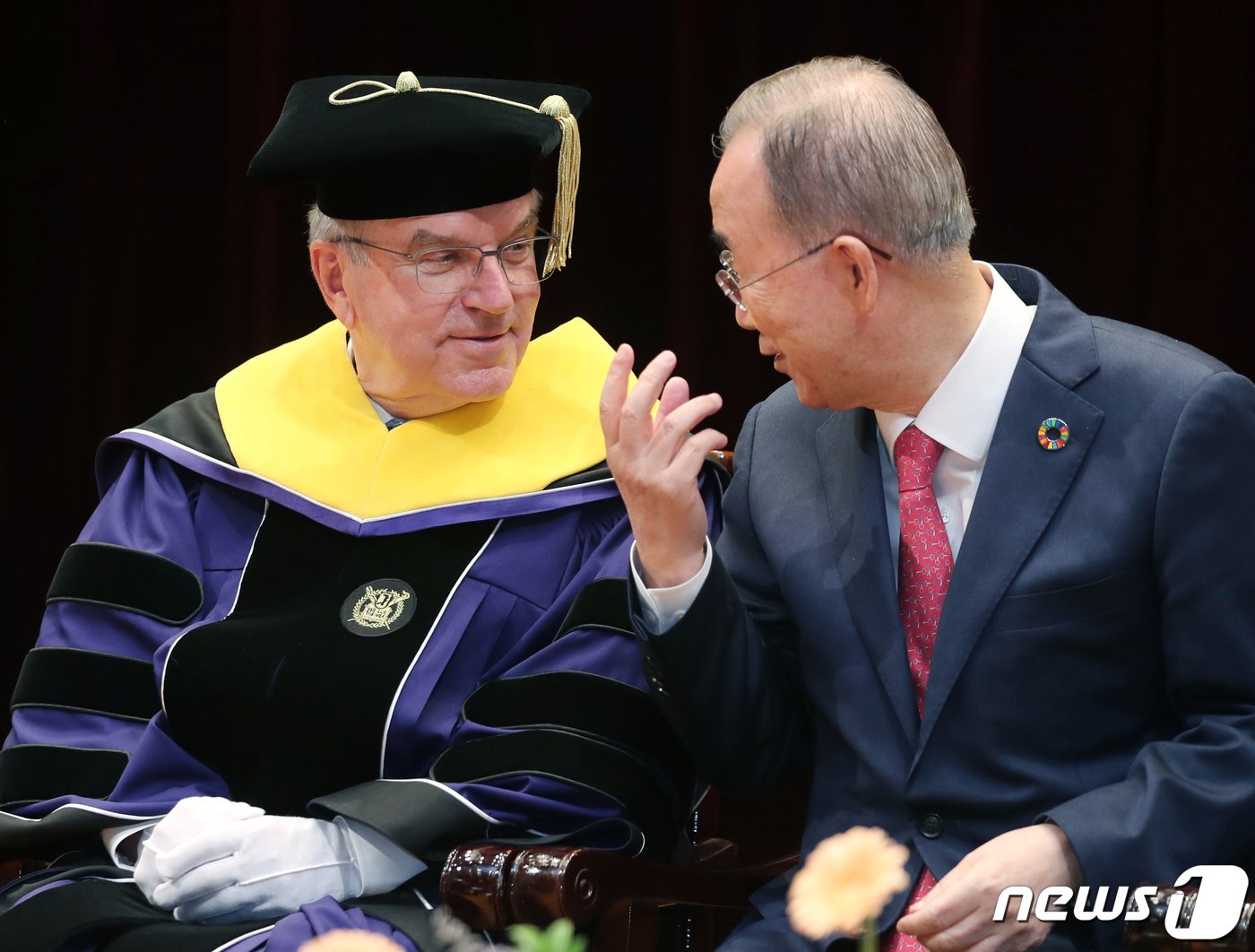 토마스 바흐 국제올림픽위원회&#40;IOC&#41; 위원장이 18일 오전 서울 관악구 서울대학교 문화관 중강당에서 열린 스포츠매니지먼트 명예박사 수여식에서 반기문 전 UN 사무총장과 대화를 나누고 있다.2022.10.18/뉴스1 ⓒ News1 김진환 기자