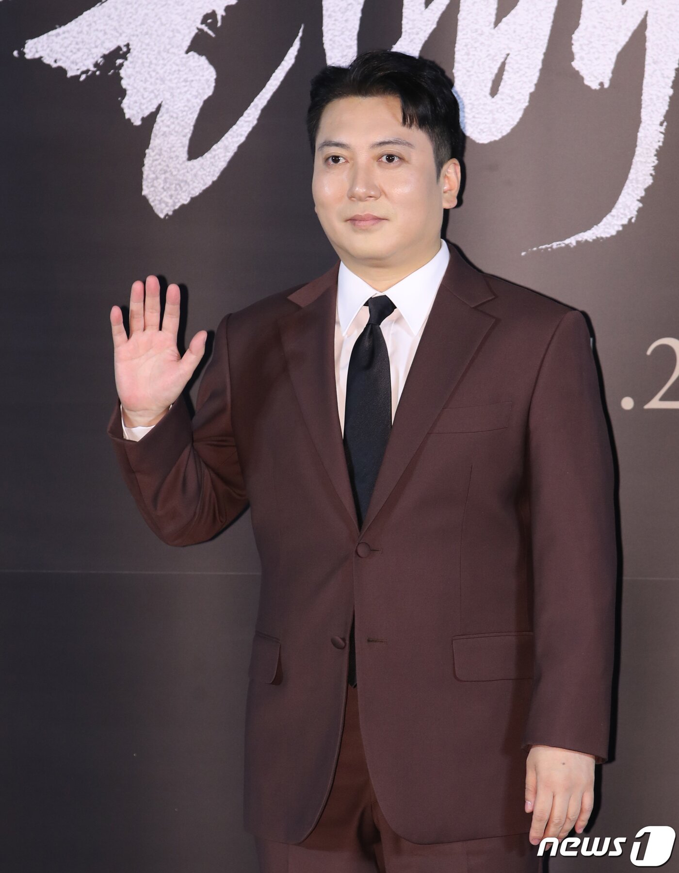 본문 이미지 - 배우 박명훈이 18일 오전 서울 용산 CGV에서 진행된 영화 ‘올빼미’(감독 안태진) 제작보고회에서 포즈를 취하고 있다. ‘올빼미'는 밤에만 앞이 보이는 맹인 침술사 경수(류준열 분)가 소현세자의 죽음을 목격한 후 진실을 밝히기 위해 벌이는 하룻밤의 사투를 그린 스릴러 영화다. 2022.10.18/뉴스1 ⓒ News1 권현진 기자