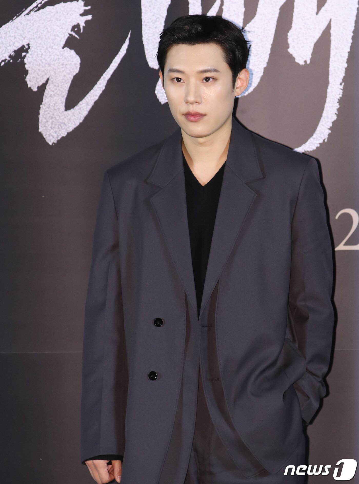 본문 이미지 - 배우 김성철이 18일 오전 서울 용산 CGV에서 진행된 영화 ‘올빼미’(감독 안태진) 제작보고회에서 포즈를 취하고 있다. ‘올빼미'는 밤에만 앞이 보이는 맹인 침술사 경수(류준열 분)가 소현세자의 죽음을 목격한 후 진실을 밝히기 위해 벌이는 하룻밤의 사투를 그린 스릴러 영화다. 2022.10.18/뉴스1 ⓒ News1 권현진 기자