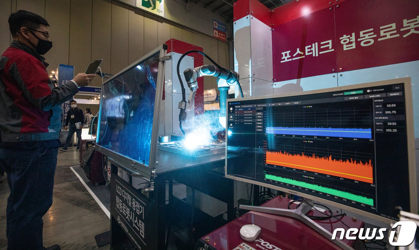 본문 이미지 - 18일 오전 경기도 고양시 킨텍스에서 열린 &#39;2022 국제 공구 및 스마트 용접 자동화전&#39;에서 관계자가 LCD 디지털 용접기 협동로봇시스템을 시연하고 있다. 2022.10.18/뉴스1 ⓒ News1 이승배 기자