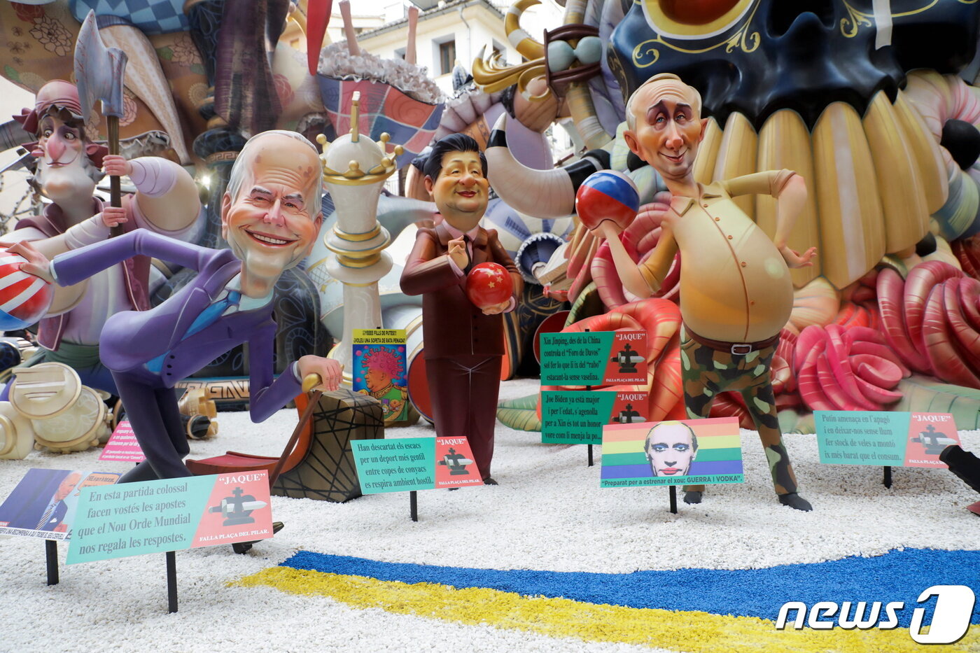 본문 이미지 - 스페인 발렌시아에서 열린 인형축제에 &#40;왼쪽부터&#41; 조 바이든 미국 대통령, 시진핑 중국 국가주석, 블라디미르 푸틴 러시아 대통령을 본뜬 인형이 전시된 모습. 2022. 3. 16. ⓒ 로이터=뉴스1 ⓒ News1 최서윤 기자
