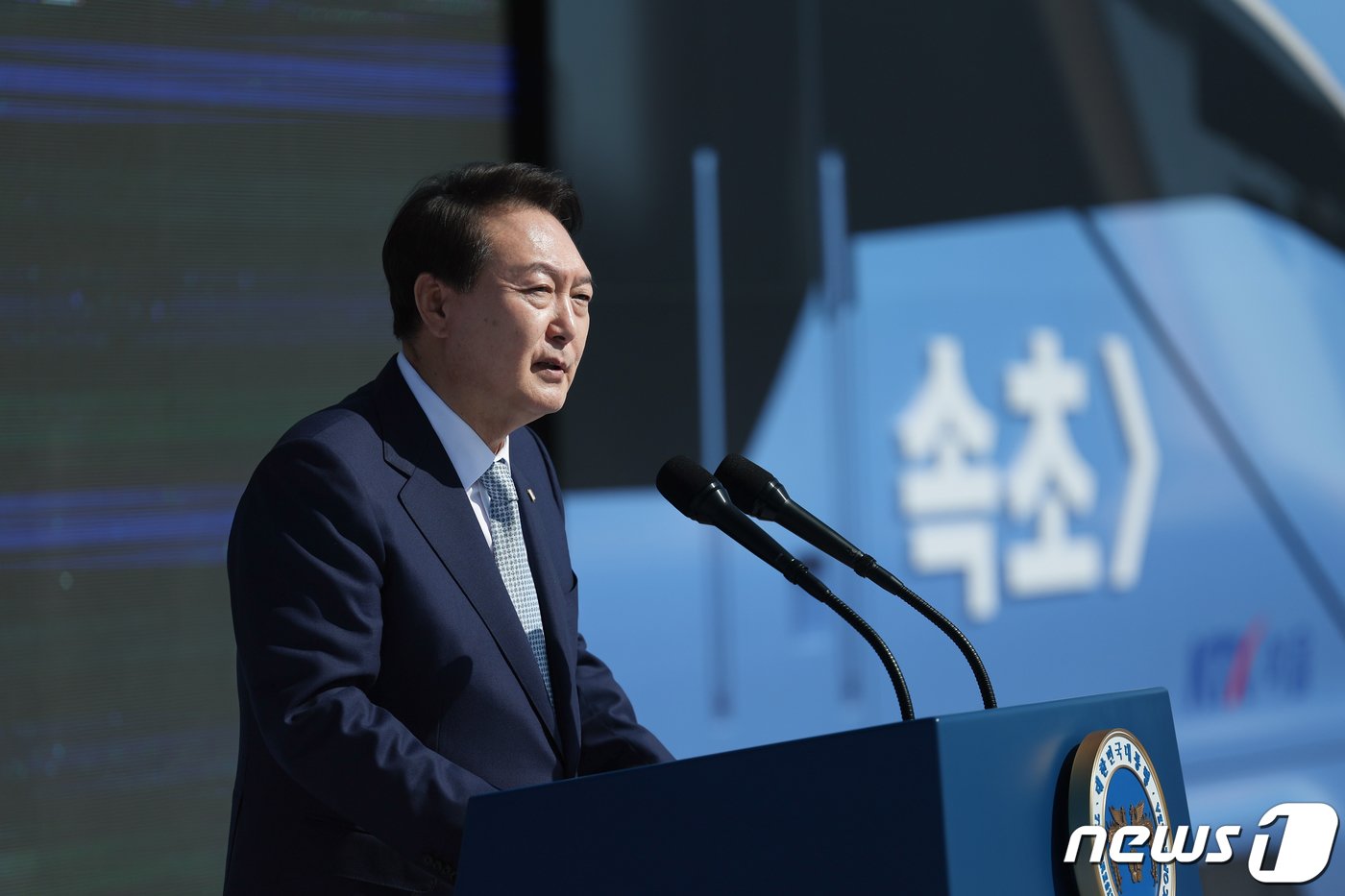 본문 이미지 - 윤석열 대통령이 18일 강원 속초 엑스포 잔디광장에서 열린 '춘천~속초 동서고속화철도' 착공 기념식에 참석해 축사를 하고 있다. 2027년말 철도가 개통되면 KTX-이음 열차를 타고 서울 용산에서 속초까지 환승 없이 1시간 39분 만에 도착할 수 있다. (대통령실 제공) 2022.10.18/뉴스1 