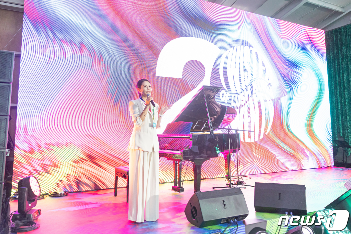 (서울=뉴스1) = 지난 16일 서울 성수동에서 ‘예술과의 협업’이란 주제로 열린 ‘러쉬코리아 20주년 쇼케이스’에서 공연프로그램 구성을 맡은 전수경 음악감독이 무대 인사를 하고 …