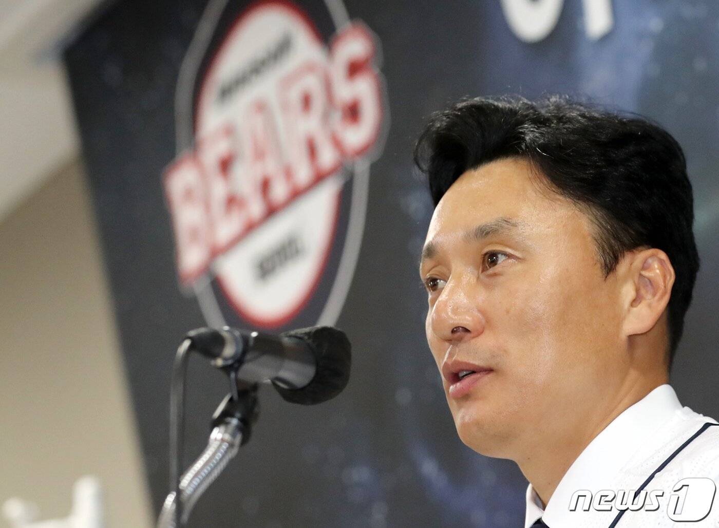 본문 이미지 - 이승엽 신임 두산 감독이 18일 오후 서울 송파구 잠실야구장에서 열린 취임식에서 취재진 질문에 답변하고 있다. KBO리그 통산 최다홈런(467개) 기록을 보유한 이승엽 감독은 한국 야구의 전설로 통한다. 그는 2017년 현역 은퇴 후 한국야구위원회(KBO) 총재 특보 및 홍보대사, 기술위원, 그리고 SBS 해설위원 등으로 활동했다. 현장 복귀 의지가 강했던 이승엽 감독은 코치 경험 없이 곧바로 감독으로서 지도자 생활을 시작하게 됐다. 2022.10.18/뉴스18 ⓒ News1 김진환 기자