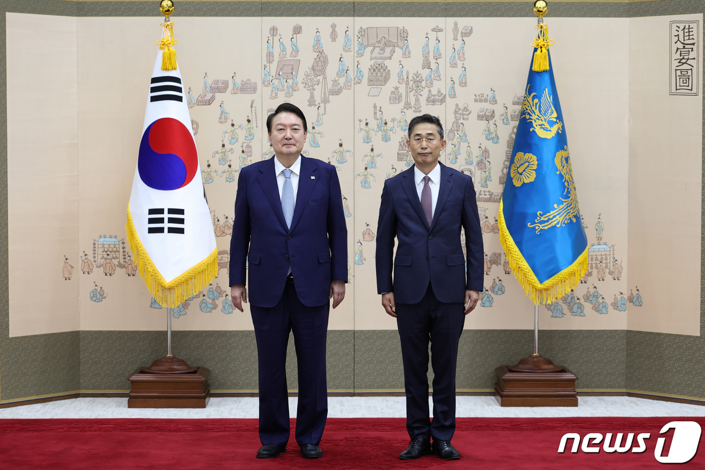 (서울=뉴스1) 안은나 기자 = 윤석열 대통령이 18일 오후 용산 대통령실에서 열린 2022년 추계 공관장 신임장 수여식에서 금창록 주스위스 대사에게 신임장을 수여한 뒤 기념 촬영 …