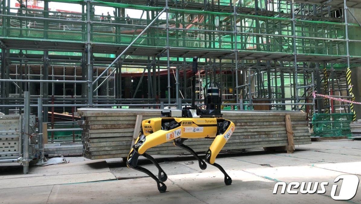 본문 이미지 - GS건설의 4족 보행 로봇 스폿.(제공=GS건설)ⓒ 뉴스1