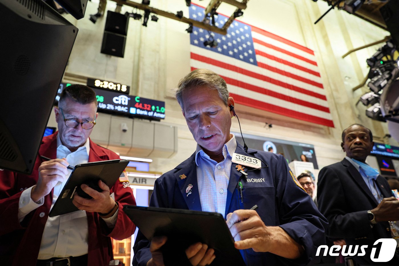 본문 이미지 - 뉴욕증권거래소 내부객장 트레이더들 ⓒ 로이터=뉴스1