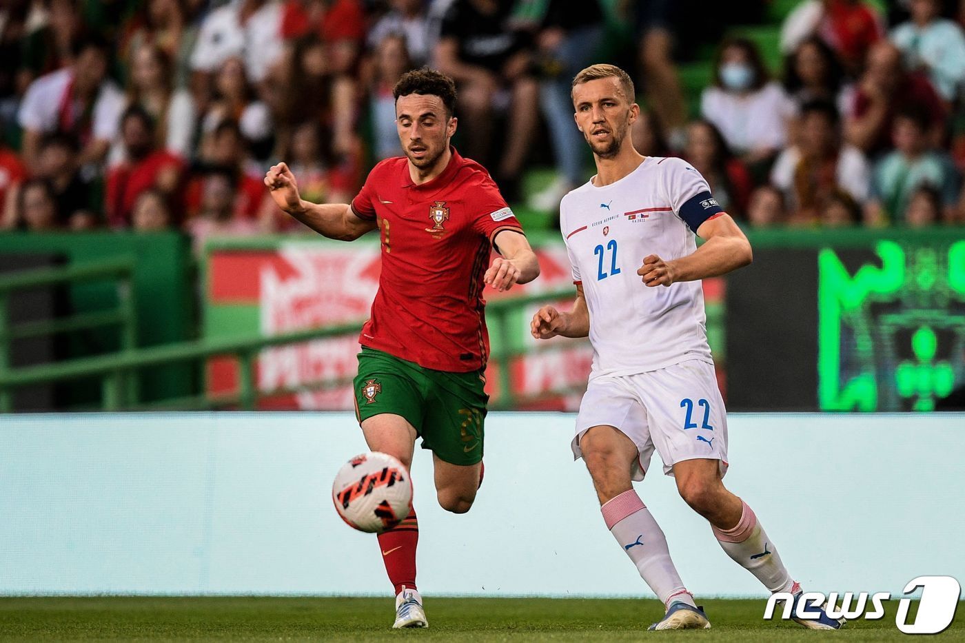 본문 이미지 - 부상으로 월드컵 출전이 무산된 포르투갈 공격수 디오고 조타&#40;왼쪽&#41; ⓒ AFP=뉴스1