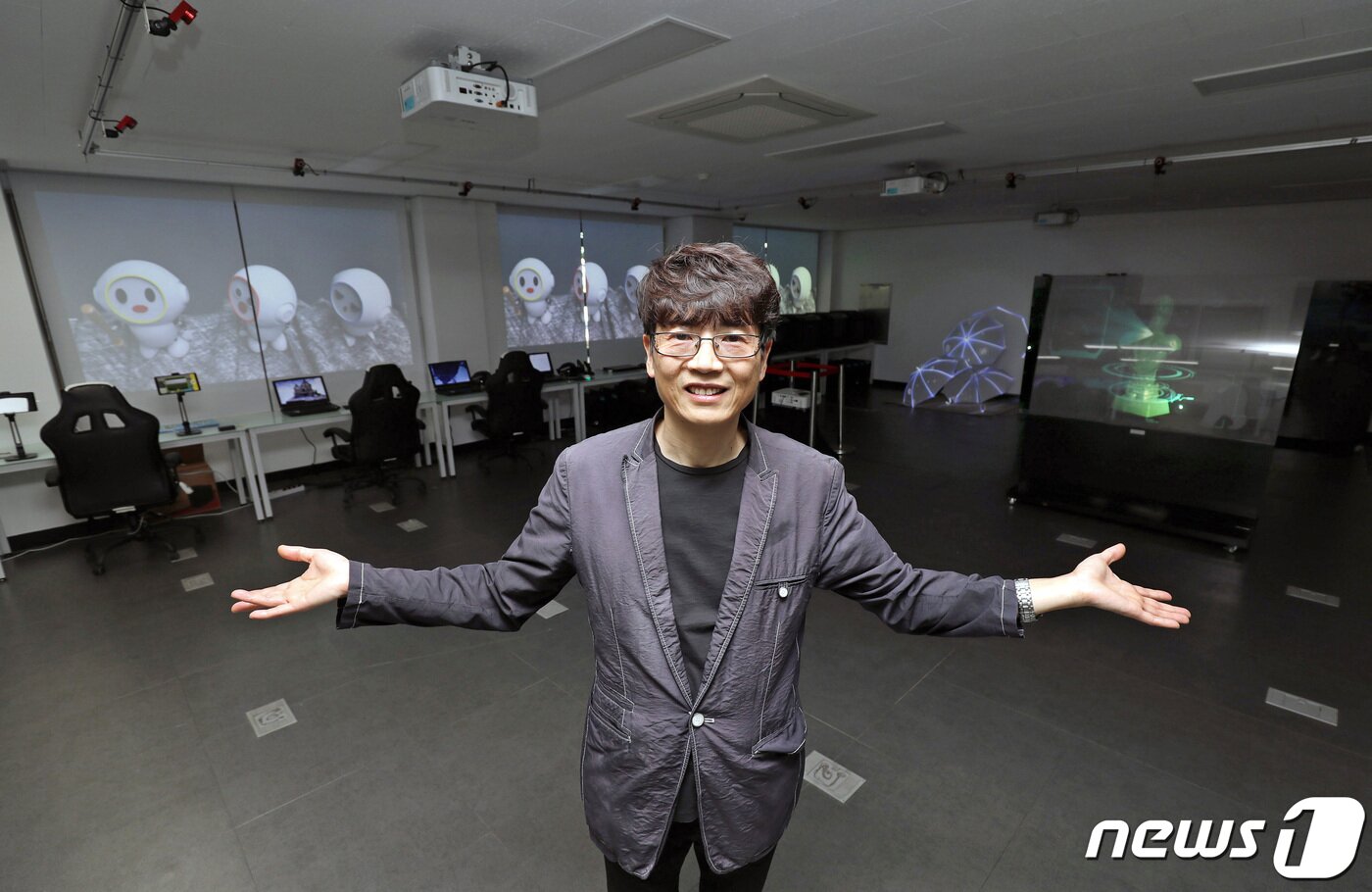 본문 이미지 - 대구 영남이공대 조종학 메타버스애니메이션과 교수가 학생들의 작품과 다양한 미디어 전시를 통해 자유롭게 테스트하고 모션캡처 등 첨단 실습이 가능한 교내 미디어센터를 소개하고 있다.
