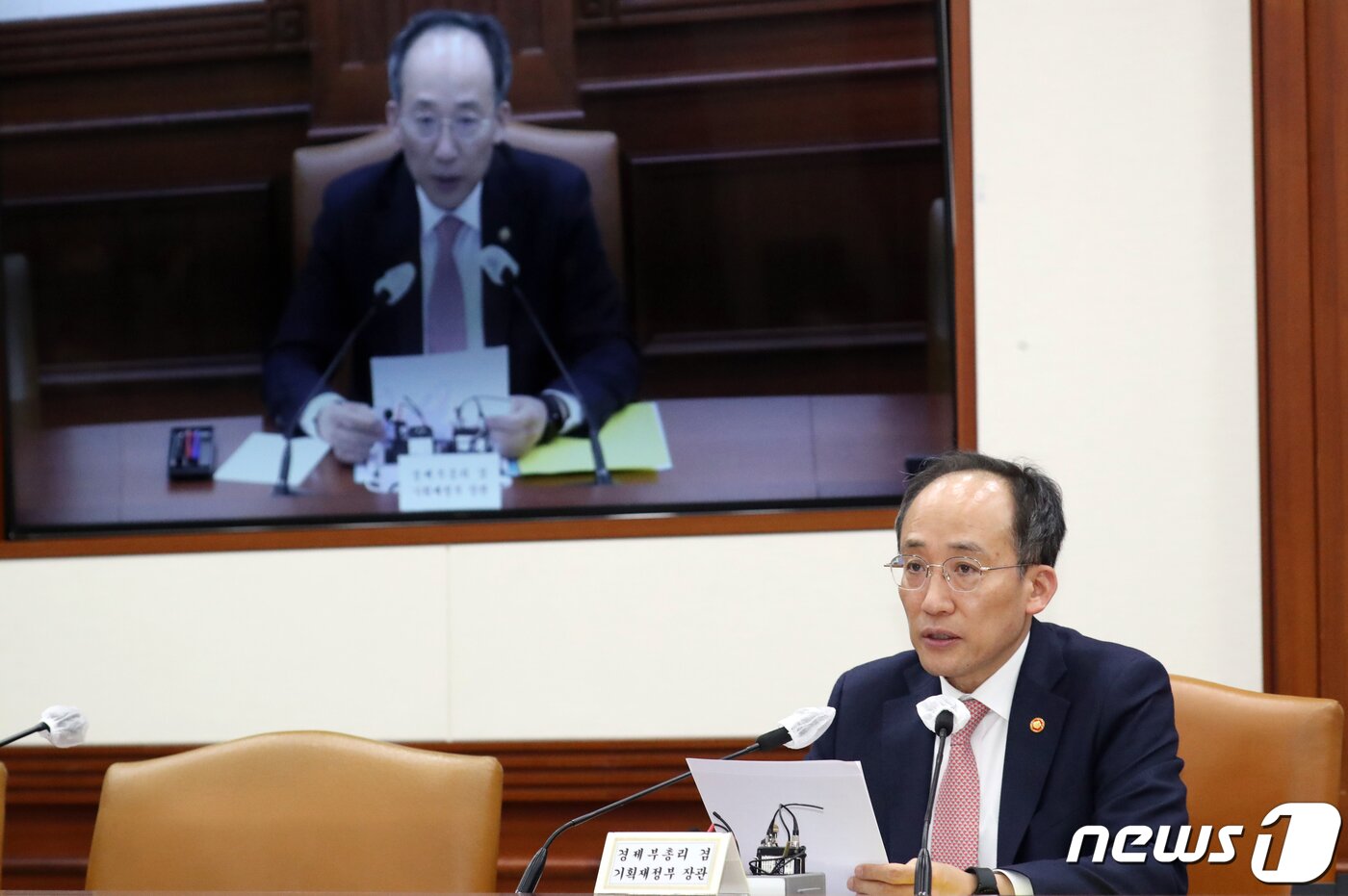본문 이미지 - 추경호 경제부총리 겸 기획재정부 장관이 19일 오전 서울 종로구 세종대로 정부서울청사에서 열린 비상경제 장관회의에서 모두 발언을 하고 있다. 이날 참석자들은 조선산업 초격차 확보 전략 등을 논의했다. 2022.10.19/뉴스1 ⓒ News1 김명섭 기자